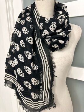 Alexander McQueen Black White Skull Scarf Shawl Wrap 120x140cm Designer Chic GUC